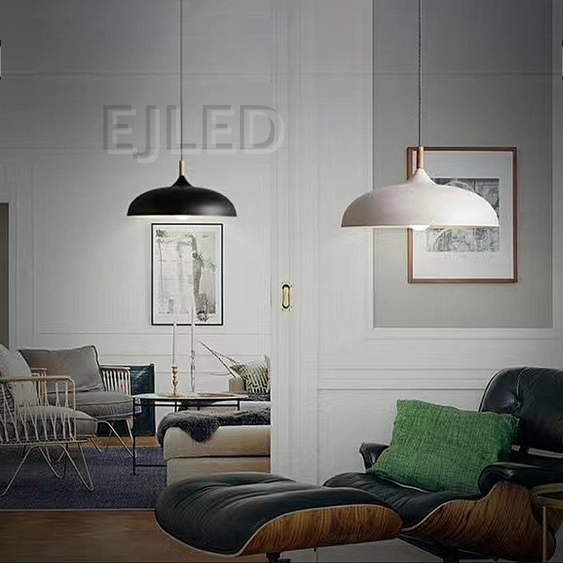 Esta elegante lámpara colgante de metal negro con forma de cúpula presenta un acabado mate liso y un elemento de madera natural en la parte superior, con una bombilla expuesta. Ofrece luz directa hacia abajo. - view 6