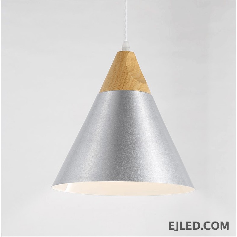 Esta lámpara colgante tipo granero presenta una parte superior de madera y una pantalla cónica de metal amarillo. Cuelga de un solo cable, proporcionando iluminación dirigida hacia abajo. - view 2