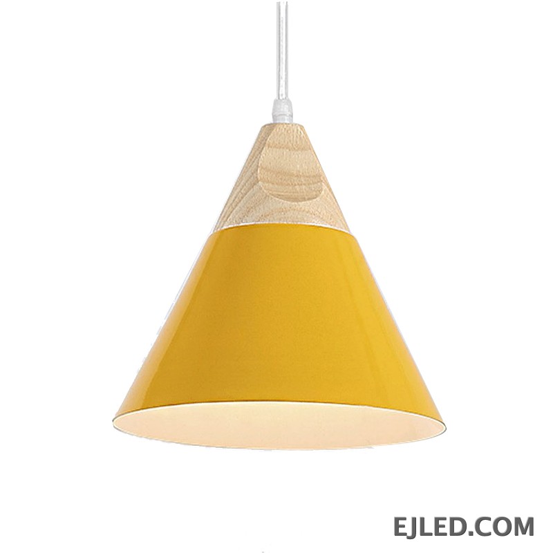Esta lámpara colgante tipo granero presenta una parte superior de madera y una pantalla cónica de metal amarillo. Cuelga de un solo cable, proporcionando iluminación dirigida hacia abajo. - view 3