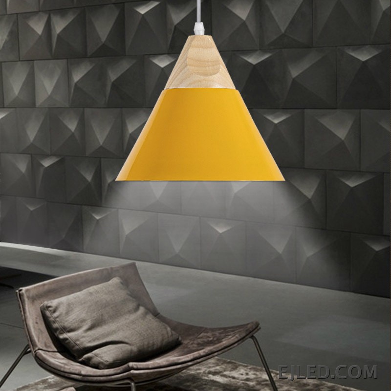 Esta lámpara colgante tipo granero presenta una parte superior de madera y una pantalla cónica de metal amarillo. Cuelga de un solo cable, proporcionando iluminación dirigida hacia abajo. - view 4
