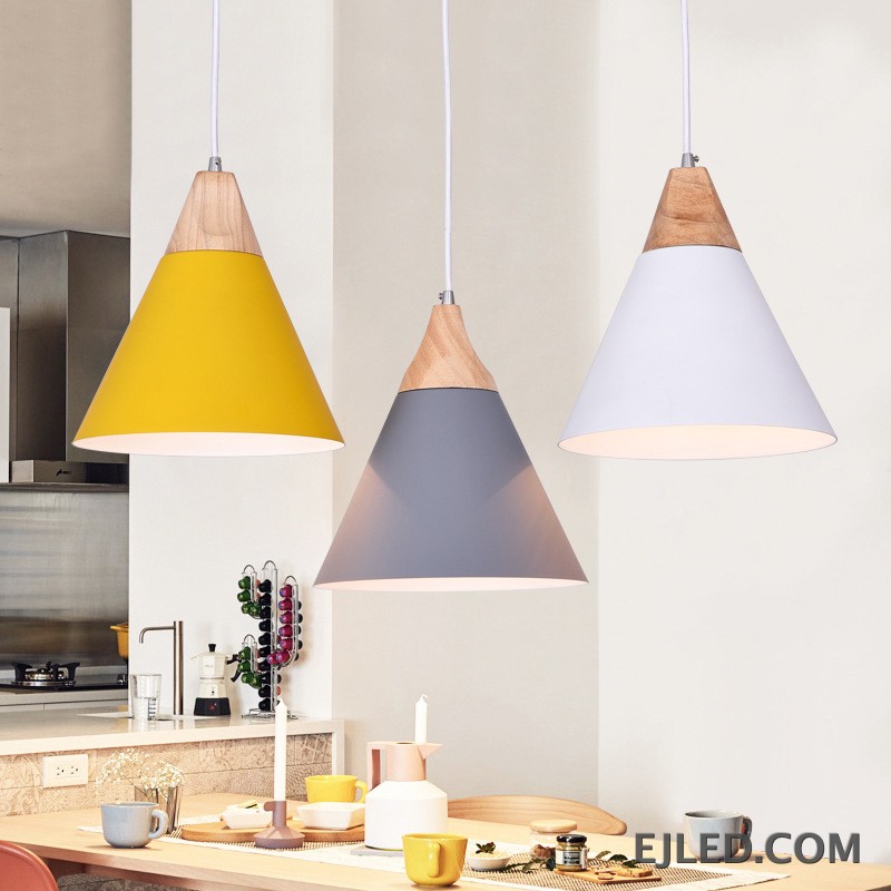 Esta lámpara colgante tipo granero presenta una parte superior de madera y una pantalla cónica de metal amarillo. Cuelga de un solo cable, proporcionando iluminación dirigida hacia abajo. - view 5