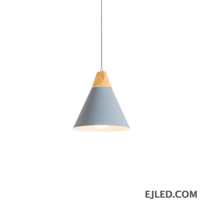 Esta lámpara colgante tipo granero presenta una parte superior de madera y una pantalla cónica de metal amarillo. Cuelga de un solo cable, proporcionando iluminación dirigida hacia abajo. - view 6