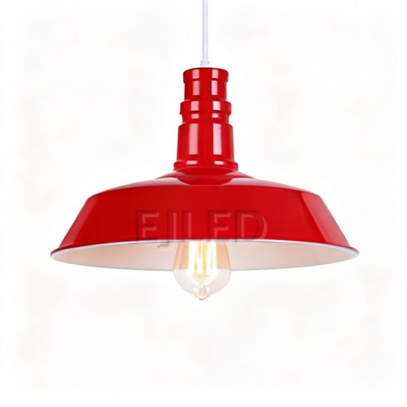 Esta lámpara colgante industrial con cúpula presenta una pantalla de acero rojo brillante con interior blanco de contraste. Ofrece iluminación abierta hacia abajo desde una sola lámpara expuesta, apta para diversos entornos.