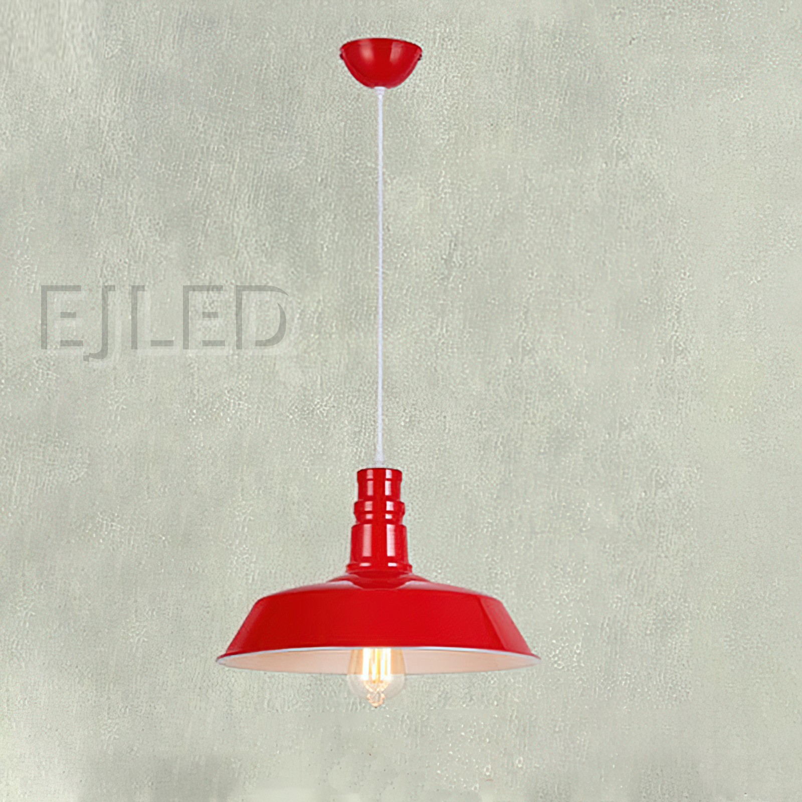 Esta lámpara colgante industrial con cúpula presenta una pantalla de acero rojo brillante con interior blanco de contraste. Ofrece iluminación abierta hacia abajo desde una sola lámpara expuesta, apta para diversos entornos. - view 2