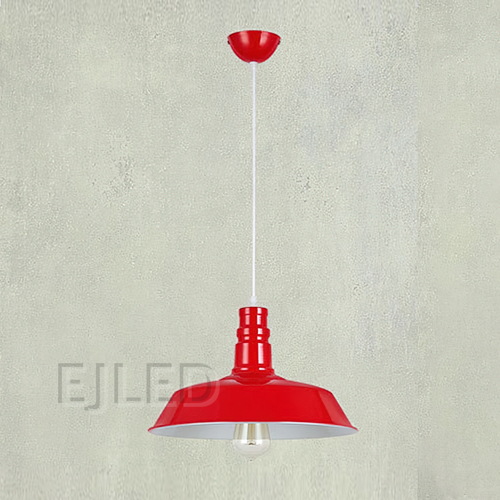 Esta lámpara colgante industrial con cúpula presenta una pantalla de acero rojo brillante con interior blanco de contraste. Ofrece iluminación abierta hacia abajo desde una sola lámpara expuesta, apta para diversos entornos. - view 3