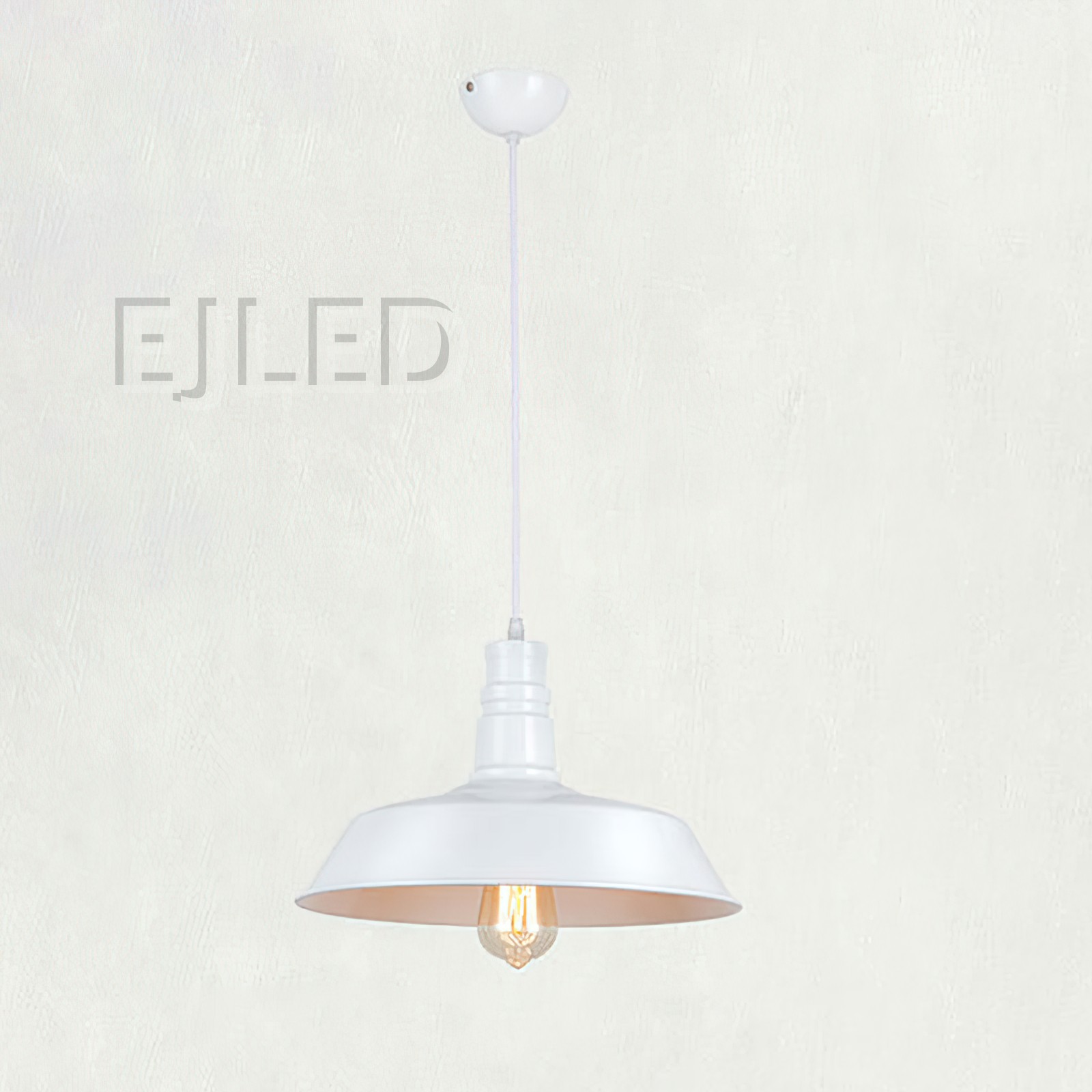 Esta lámpara colgante industrial con cúpula presenta una pantalla de acero rojo brillante con interior blanco de contraste. Ofrece iluminación abierta hacia abajo desde una sola lámpara expuesta, apta para diversos entornos. - view 4