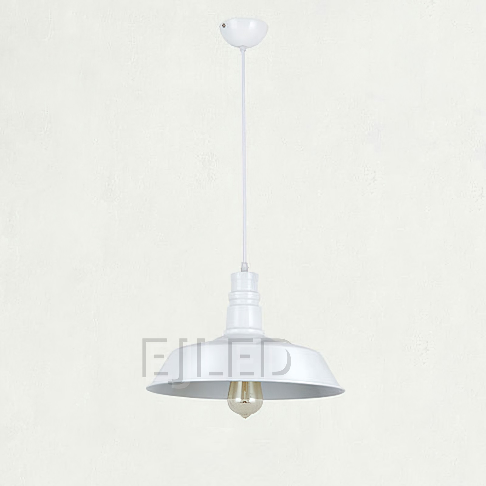 Esta lámpara colgante industrial con cúpula presenta una pantalla de acero rojo brillante con interior blanco de contraste. Ofrece iluminación abierta hacia abajo desde una sola lámpara expuesta, apta para diversos entornos. - view 5