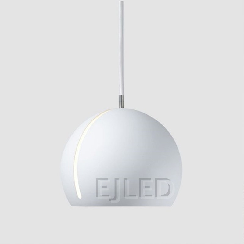 Esta lámpara colgante redonda de aluminio tiene una pantalla esférica con abertura inclinada y una ranura curva iluminada. Cuelga de un cable único a juego. - view 3