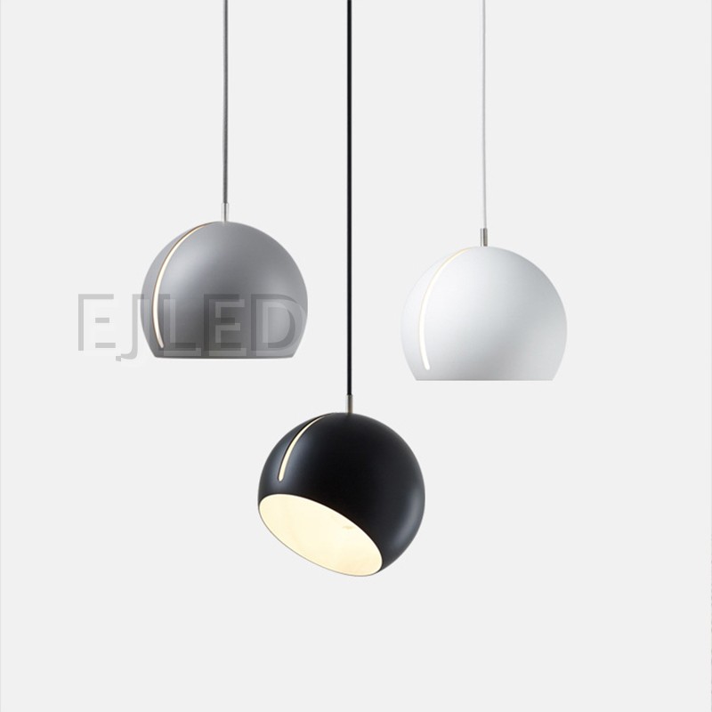 Esta lámpara colgante redonda de aluminio tiene una pantalla esférica con abertura inclinada y una ranura curva iluminada. Cuelga de un cable único a juego. - view 4