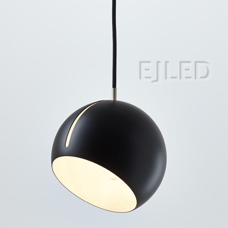 Esta lámpara colgante redonda de aluminio tiene una pantalla esférica con abertura inclinada y una ranura curva iluminada. Cuelga de un cable único a juego. - view 5