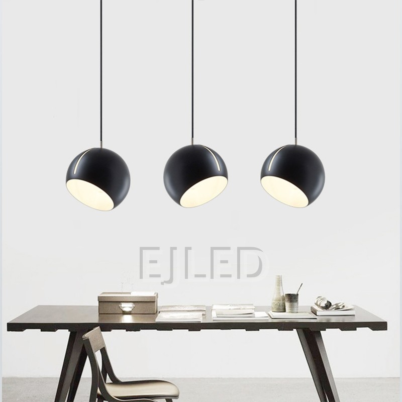 Esta lámpara colgante redonda de aluminio tiene una pantalla esférica con abertura inclinada y una ranura curva iluminada. Cuelga de un cable único a juego. - view 6