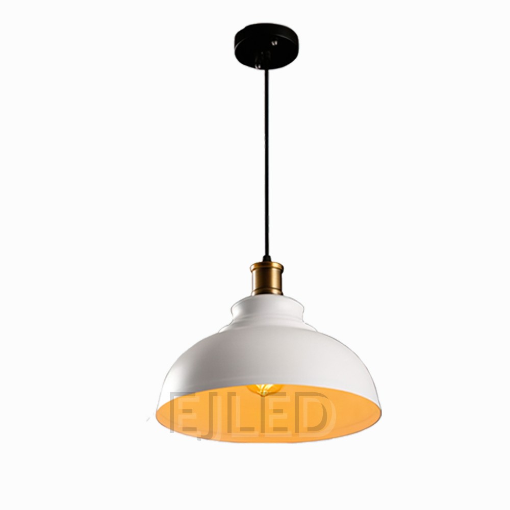Esta lámpara colgante tipo granero de aluminio presenta una amplia pantalla tipo cúpula acabada en blanco con interior cálido y porta lámpara en tono latón, suspendida por un cable negro.