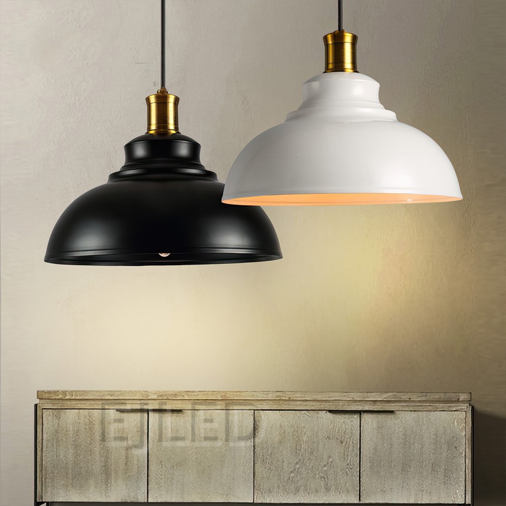 Esta lámpara colgante tipo granero de aluminio presenta una amplia pantalla tipo cúpula acabada en blanco con interior cálido y porta lámpara en tono latón, suspendida por un cable negro. - view 2