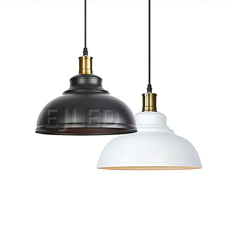 Esta lámpara colgante tipo granero de aluminio presenta una amplia pantalla tipo cúpula acabada en blanco con interior cálido y porta lámpara en tono latón, suspendida por un cable negro. - view 4