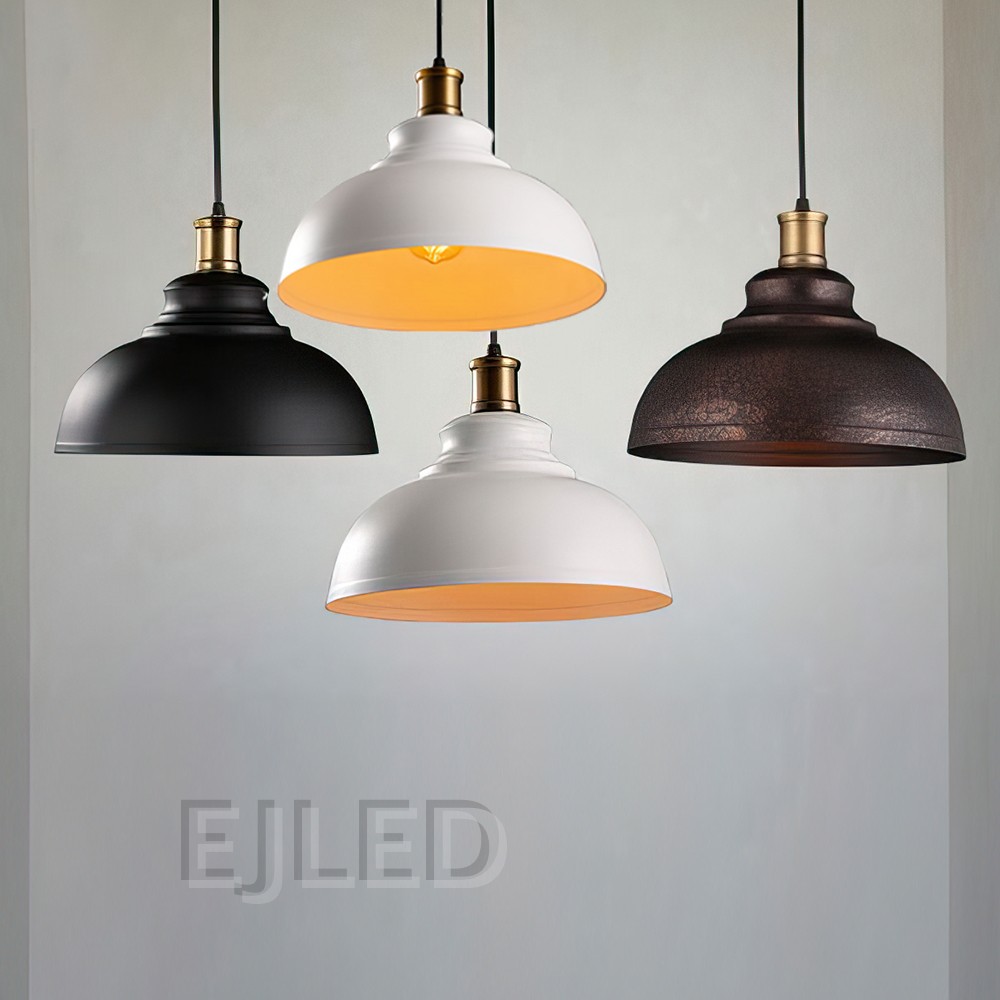Esta lámpara colgante tipo granero de aluminio presenta una amplia pantalla tipo cúpula acabada en blanco con interior cálido y porta lámpara en tono latón, suspendida por un cable negro. - view 5