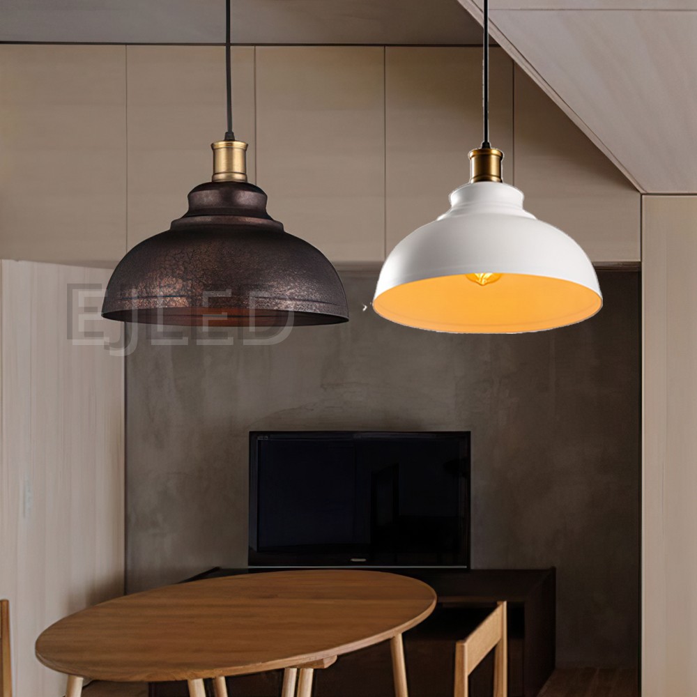 Esta lámpara colgante tipo granero de aluminio presenta una amplia pantalla tipo cúpula acabada en blanco con interior cálido y porta lámpara en tono latón, suspendida por un cable negro. - view 6
