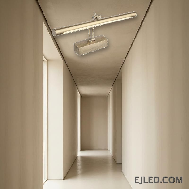 La lámpara de espejo ML0001, una elegante barra rectangular en cromo y plata, fabricada en acero inoxidable, PC y aluminio, ofrece una iluminación enfocada y uniforme. - view 4