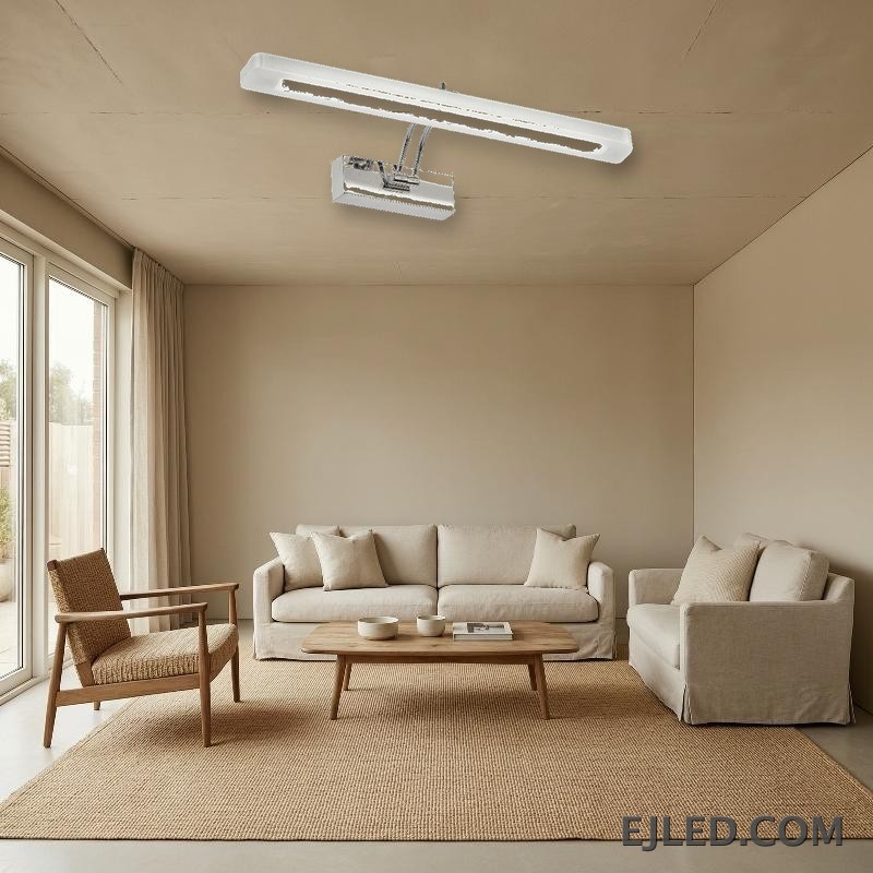 La lámpara de espejo rectangular ML0002, construida en acero inoxidable, PC y aluminio, proporciona una luz consistente con un acabado cromo y plata pulido. - view 4