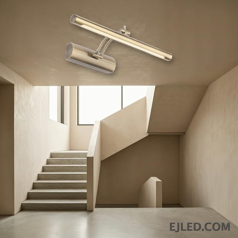 La lámpara de espejo ML0003 en cromo presenta una barra horizontal suspendida de una placa de pared, dirigiendo la luz hacia abajo desde su construcción de PC y aluminio. - view 4