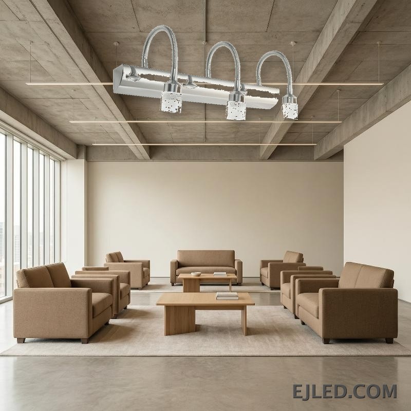 La lámpara de espejo ML0005 cuenta con una placa de pared circular que soporta tres brazos flexibles de cuello de ganso, cada uno con un cabezal de luz de cristal facetado en cromo. - view 4