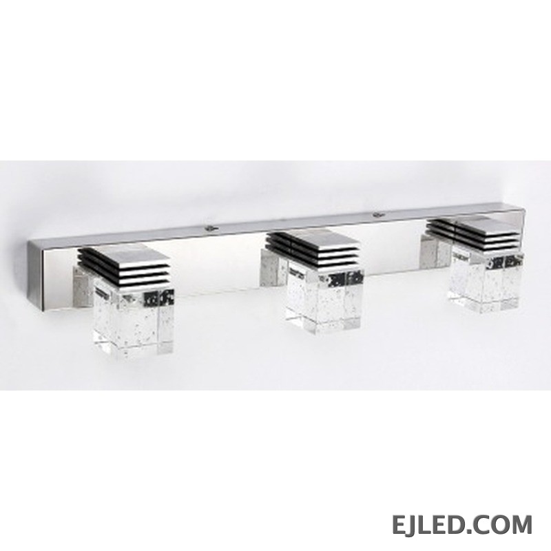 Tres pantallas de cristal rectangulares en acero inoxidable y aluminio con acabado cromado forman esta lámpara de espejo, diseñada para dirigir la luz hacia afuera sobre los tocadores. - view 2