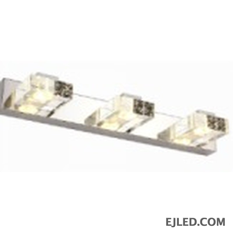 Esta lámpara de espejo de cristal de triple cabezal presenta tres pantallas de cristal individuales, montadas sobre una base de acero inoxidable cromado pulido, ideal para iluminación de tareas sobre espejos. - view 2