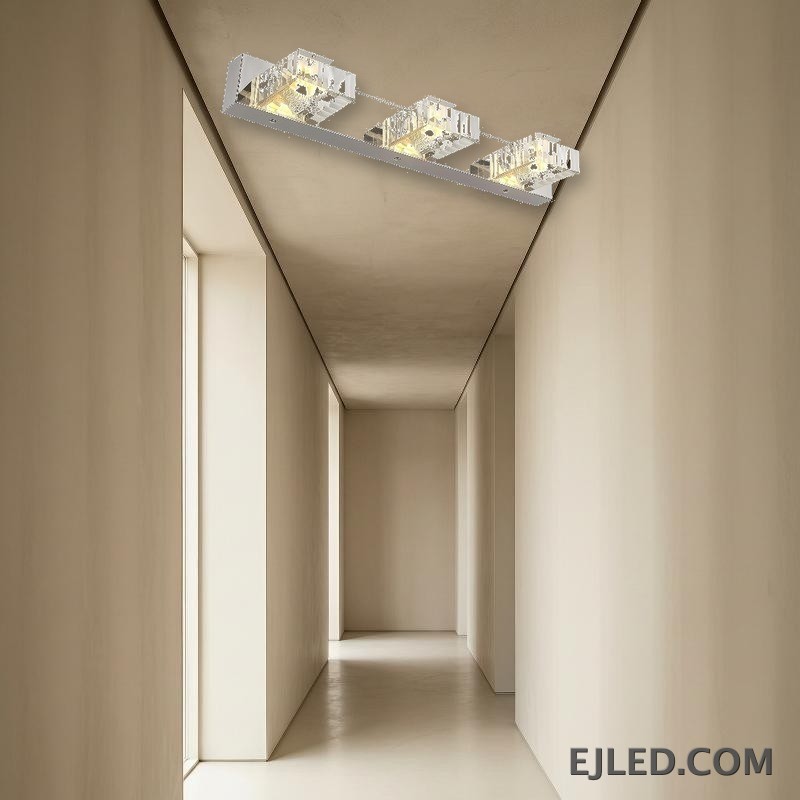 Esta lámpara de espejo de cristal de triple cabezal presenta tres pantallas de cristal individuales, montadas sobre una base de acero inoxidable cromado pulido, ideal para iluminación de tareas sobre espejos. - view 5