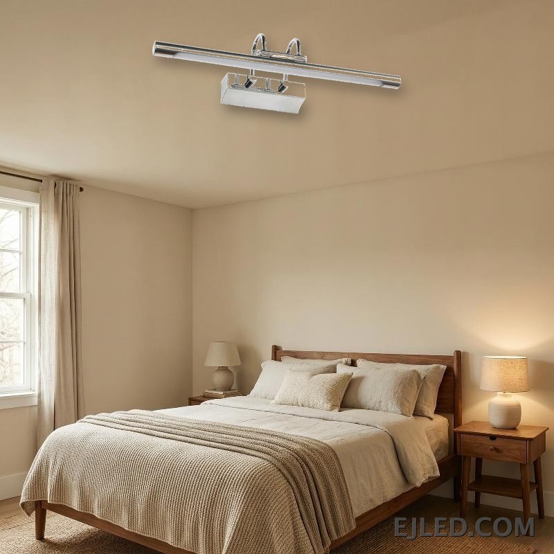 La lámpara de espejo ML0009 ofrece iluminación dirigida con una única barra horizontal, ideal para iluminar cuadros o áreas de tocador. Su acabado cromado pulido y su factor de forma rectangular proporcionan una estética limpia y funcional. - view 5