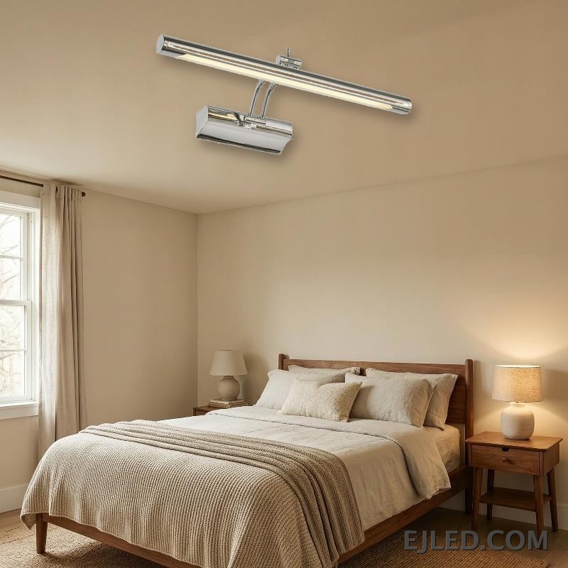 La lámpara de espejo ML0010 presenta una solución de iluminación horizontal de perfil bajo, ideal para baños, vestidores o para acentuar obras de arte. Su acabado cromado y su forma lineal proporcionan una fuente de luz discreta pero efectiva. - view 4