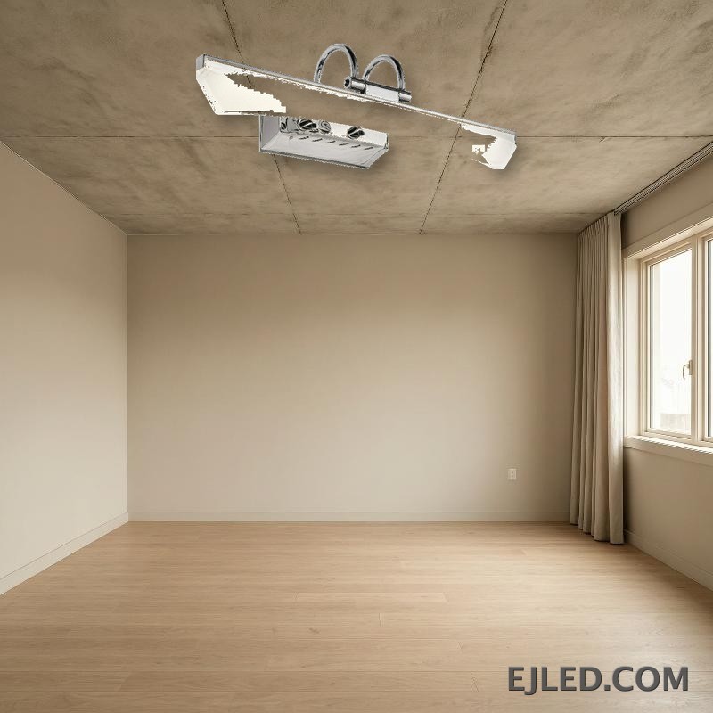 Esta lámpara de espejo horizontal, la ML0012, presenta un perfil delgado y rectangular en cromo pulido, entregando luz enfocada. Es adecuada para acentuar elementos decorativos o proporcionar iluminación funcional sobre espejos más pequeños. - view 4