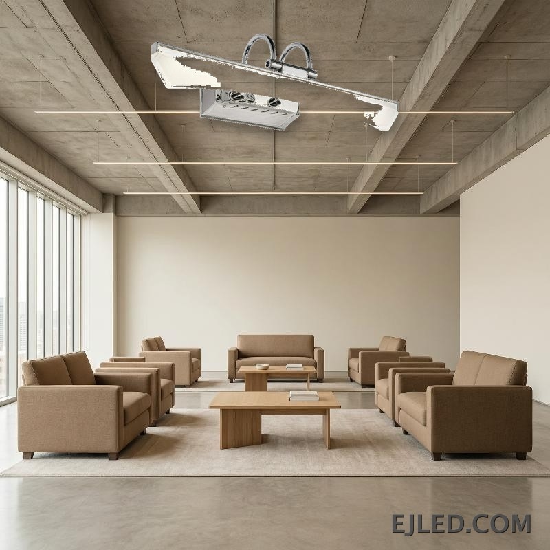 Esta lámpara de espejo horizontal, la ML0012, presenta un perfil delgado y rectangular en cromo pulido, entregando luz enfocada. Es adecuada para acentuar elementos decorativos o proporcionar iluminación funcional sobre espejos más pequeños. - view 5