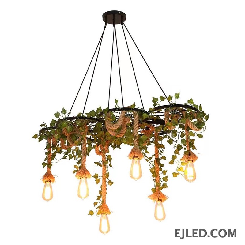 Este candelabro multiluz de cuerda de cáñamo presenta seis marcos de rueda de hierro, cada uno suspendiendo una bombilla expuesta. El diseño combina hierro robusto con elementos naturales de cuerda, creando una estética industrial para espacios comerciales. - view 4
