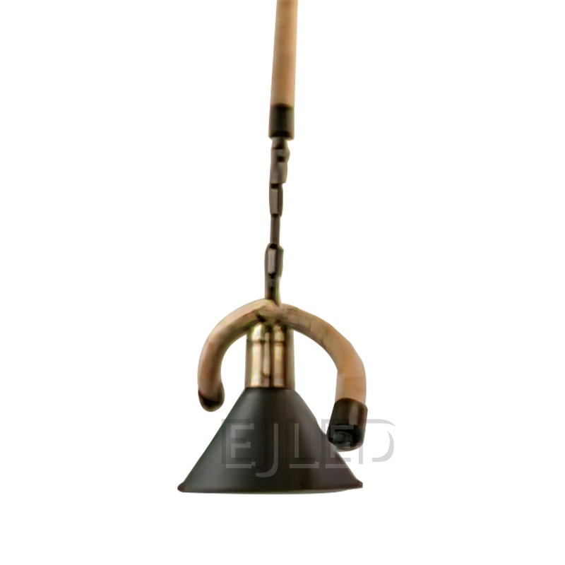 Esta lámpara colgante industrial negra de hierro presenta una pantalla en forma de campana y detalles decorativos de cuerda de cáñamo. Cuelga de una cadena negra e incluye una sola bombilla expuesta, ofreciendo una estética vintage distintiva. - view 2