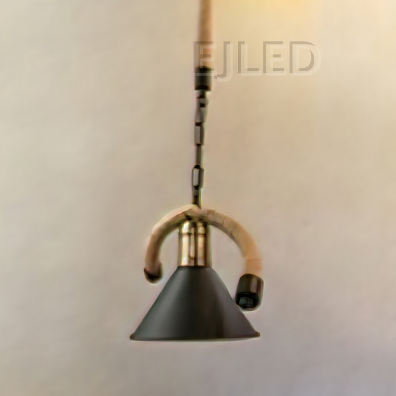 Esta lámpara colgante industrial negra de hierro presenta una pantalla en forma de campana y detalles decorativos de cuerda de cáñamo. Cuelga de una cadena negra e incluye una sola bombilla expuesta, ofreciendo una estética vintage distintiva. - view 3