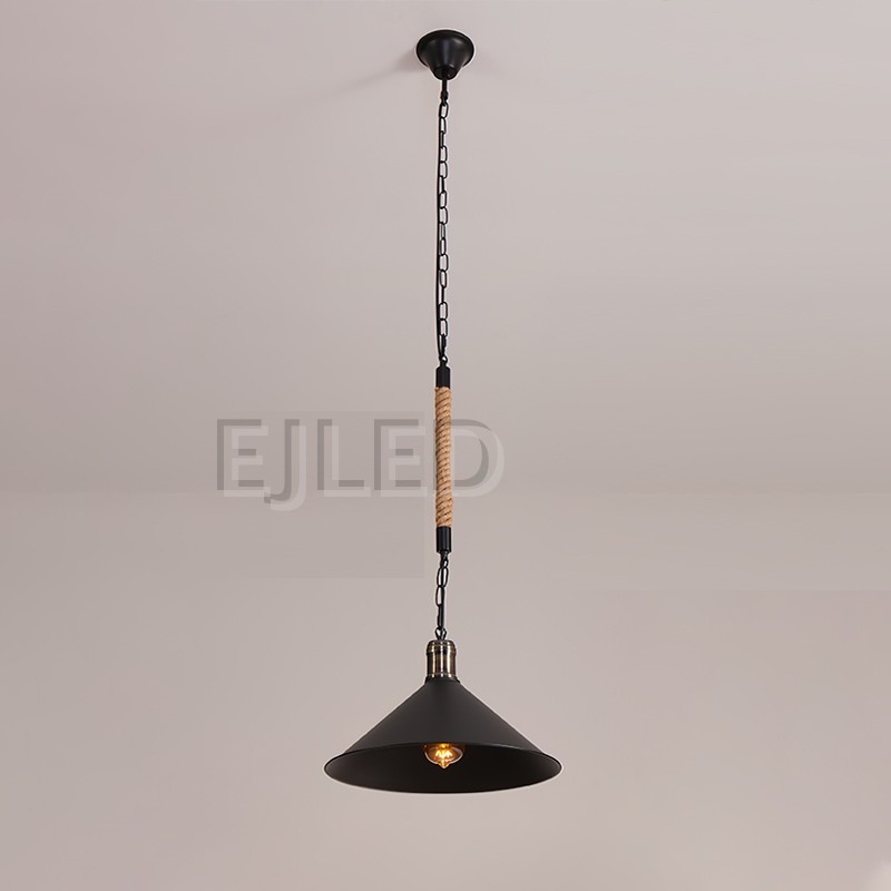 Esta lámpara colgante industrial negra de hierro presenta una pantalla en forma de campana y detalles decorativos de cuerda de cáñamo. Cuelga de una cadena negra e incluye una sola bombilla expuesta, ofreciendo una estética vintage distintiva. - view 4
