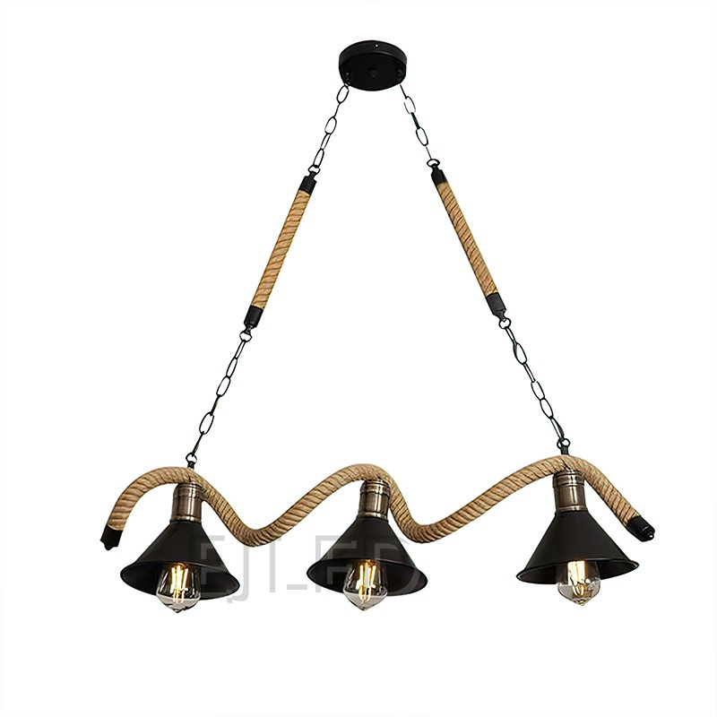 Esta lámpara colgante de tres luces presenta pantallas metálicas en forma de campana con acabado negro, suspendidas a lo largo de una cuerda de cáñamo ondulada. Cuelga de una placa de techo negra mediante cadenas metálicas y cuerdas rectas, ofreciendo un aspecto distintivo.