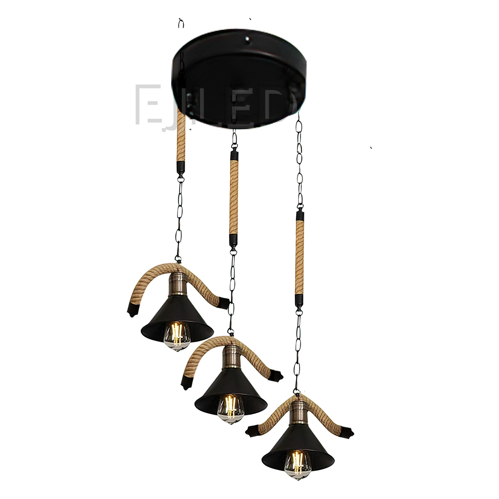 Esta luminaria de techo de hierro negro presenta tres pantallas metálicas tipo campana suspendidas en cadenas y envueltas con cuerda de cáñamo natural, con bombillas Edison expuestas.