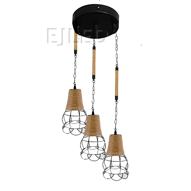Esta lámpara colgante de tres luces de cuerda de cáñamo tiene pantallas tejidas en forma de campana suspendidas de una placa de techo redonda. Combina cuerda natural con malla metálica negra.