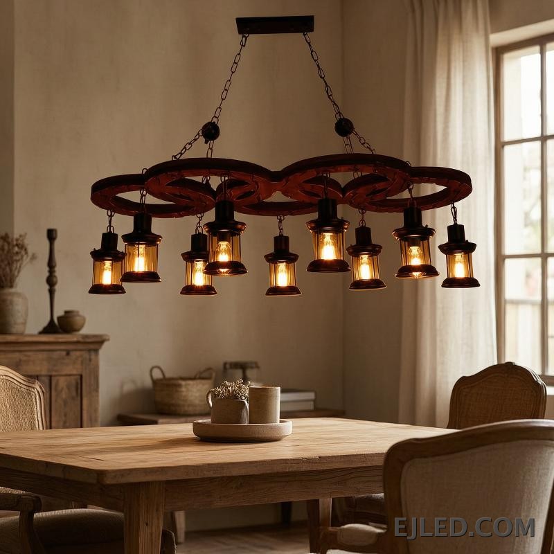 El WD0006 presenta tres pantallas cónicas de hierro con exterior negro mate e interior de madera natural, proporcionando luz descendente enfocada. Su diseño lineal y dimensiones lo hacen adecuado para iluminar grandes mesas de comedor o mostradores. - view 5
