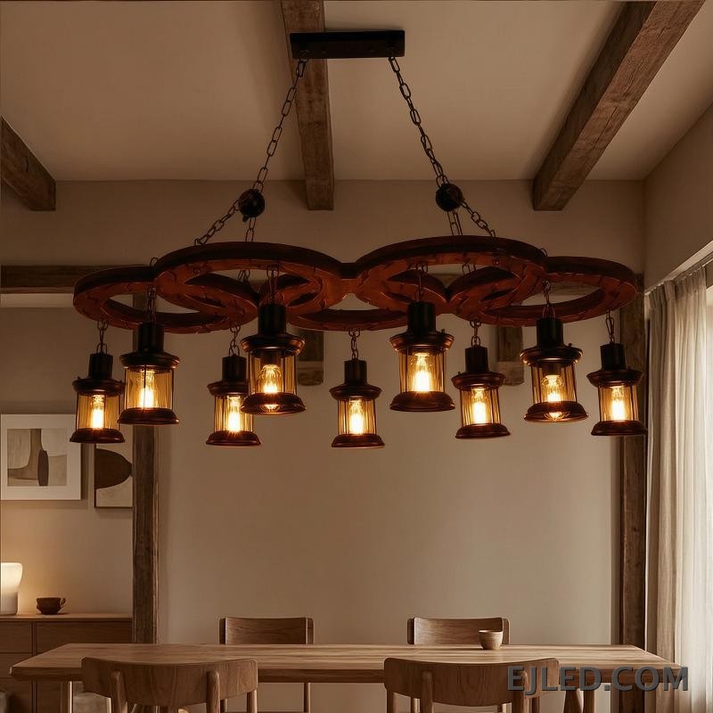 El WD0006 presenta tres pantallas cónicas de hierro con exterior negro mate e interior de madera natural, proporcionando luz descendente enfocada. Su diseño lineal y dimensiones lo hacen adecuado para iluminar grandes mesas de comedor o mostradores. - view 6
