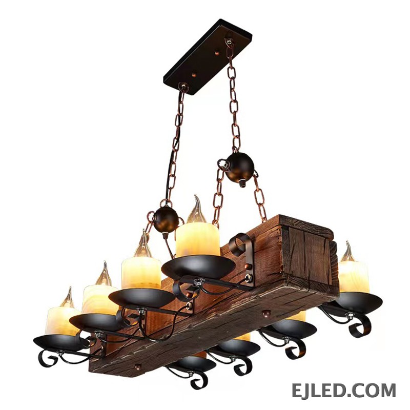 Esta lámpara colgante WD0010 presenta un cuerpo de viga de madera rectangular envejecida con ocho lámparas LED estilo vela expuestas en soportes de metal negro, suspendidas por cadenas para un estilo rústico.