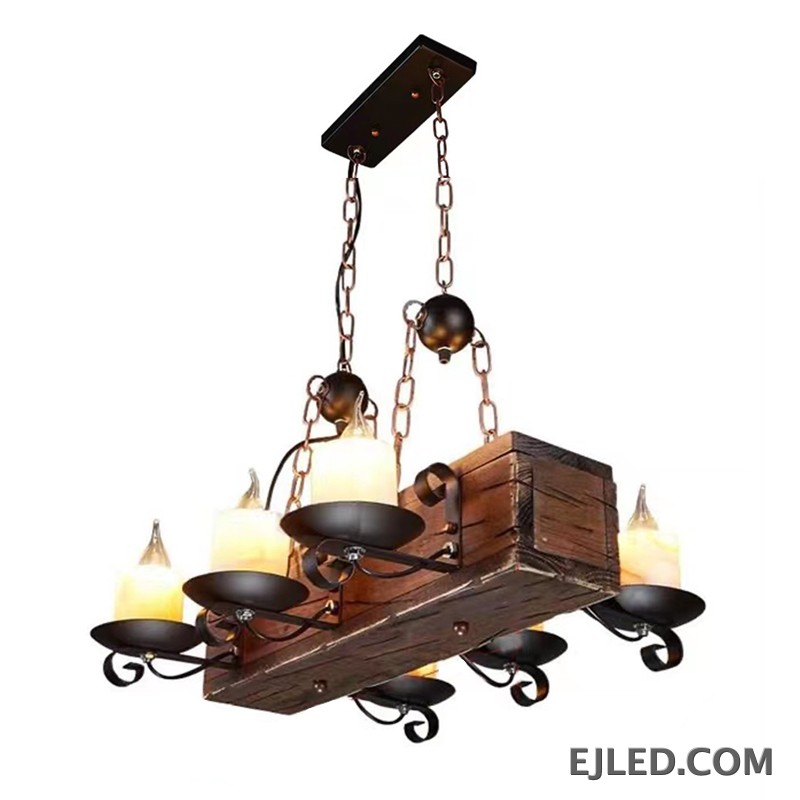 Esta lámpara colgante presenta un cuerpo de viga de madera rectangular suspendido por cadenas. Varias luces tipo vela están montadas en portavelas de metal oscuro, ofreciendo una estética rústica distintiva adecuada para diversos diseños de proyectos.