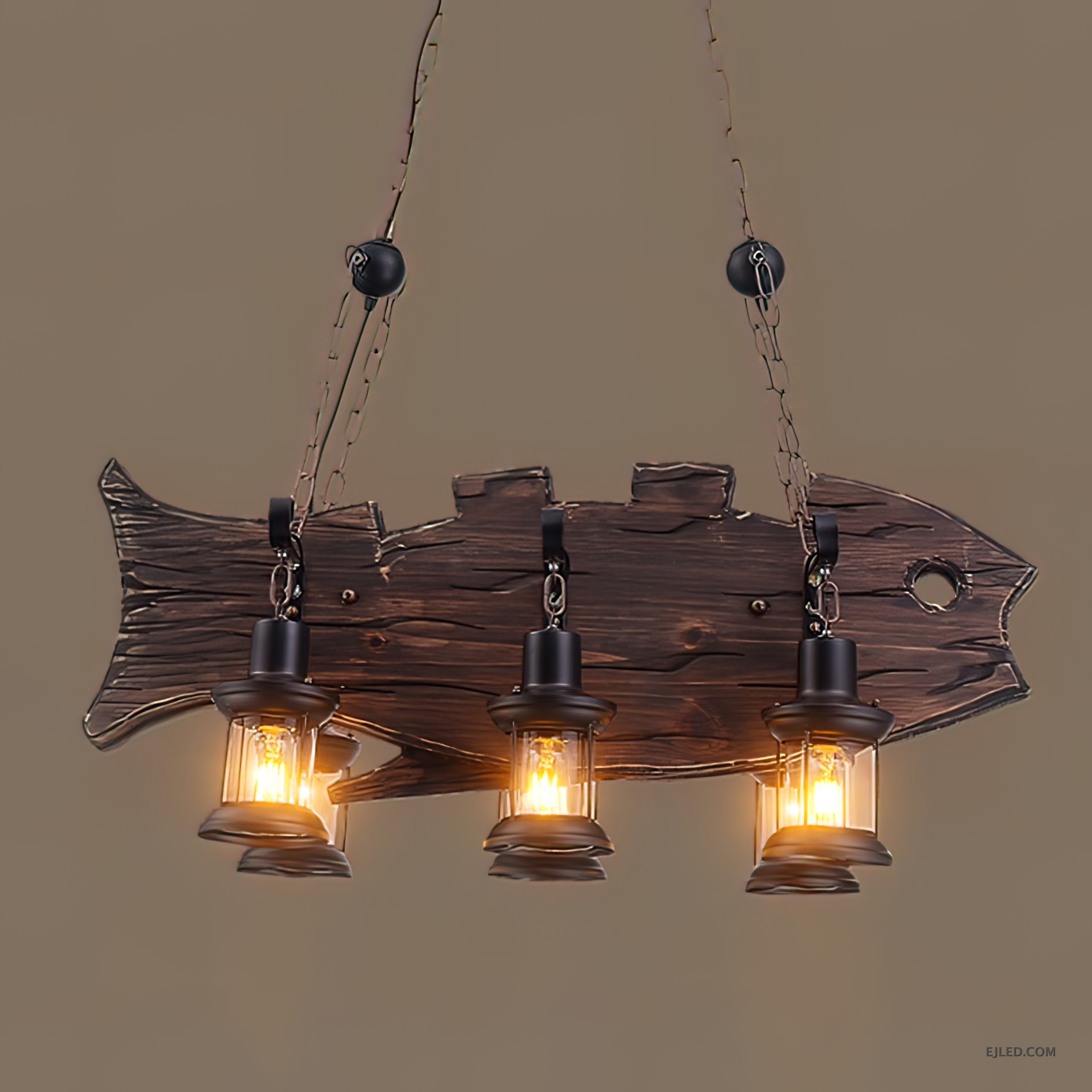 Esta lámpara colgante de techo de madera WD0013 presenta una distintiva forma de pez, con tres luces individuales tipo farol. Su acabado oscuro y rústico y su suspensión con cadenas crean una estética única para diversos interiores. - view 2