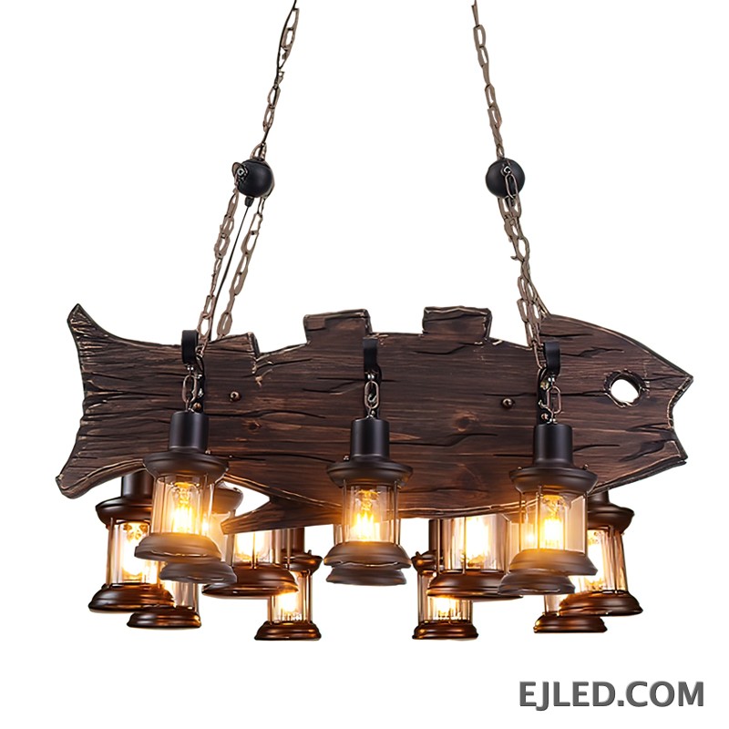 Esta lámpara colgante de techo de madera WD0013 presenta una distintiva forma de pez, con tres luces individuales tipo farol. Su acabado oscuro y rústico y su suspensión con cadenas crean una estética única para diversos interiores. - view 3