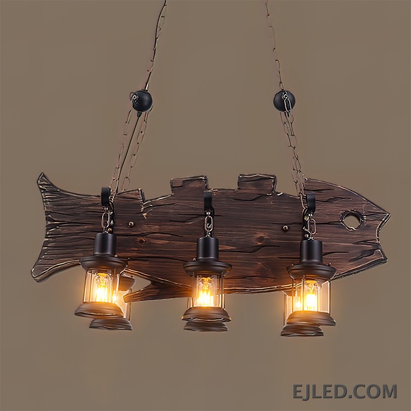 Esta lámpara colgante de techo de madera WD0013 presenta una distintiva forma de pez, con tres luces individuales tipo farol. Su acabado oscuro y rústico y su suspensión con cadenas crean una estética única para diversos interiores. - view 4