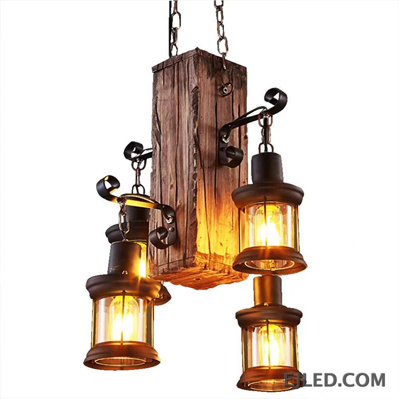 Esta lámpara colgante de madera WD0015 presenta una viga de madera envejecida que sostiene cuatro luces tipo farol. Las pantallas de vidrio transparente albergan bombillas visibles, ofreciendo un atractivo rústico para diversos proyectos de interior.