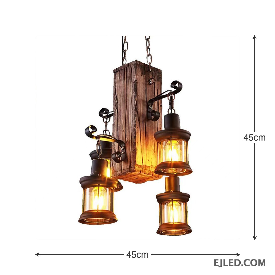 Esta lámpara colgante de madera WD0015 presenta una viga de madera envejecida que sostiene cuatro luces tipo farol. Las pantallas de vidrio transparente albergan bombillas visibles, ofreciendo un atractivo rústico para diversos proyectos de interior. - view 5