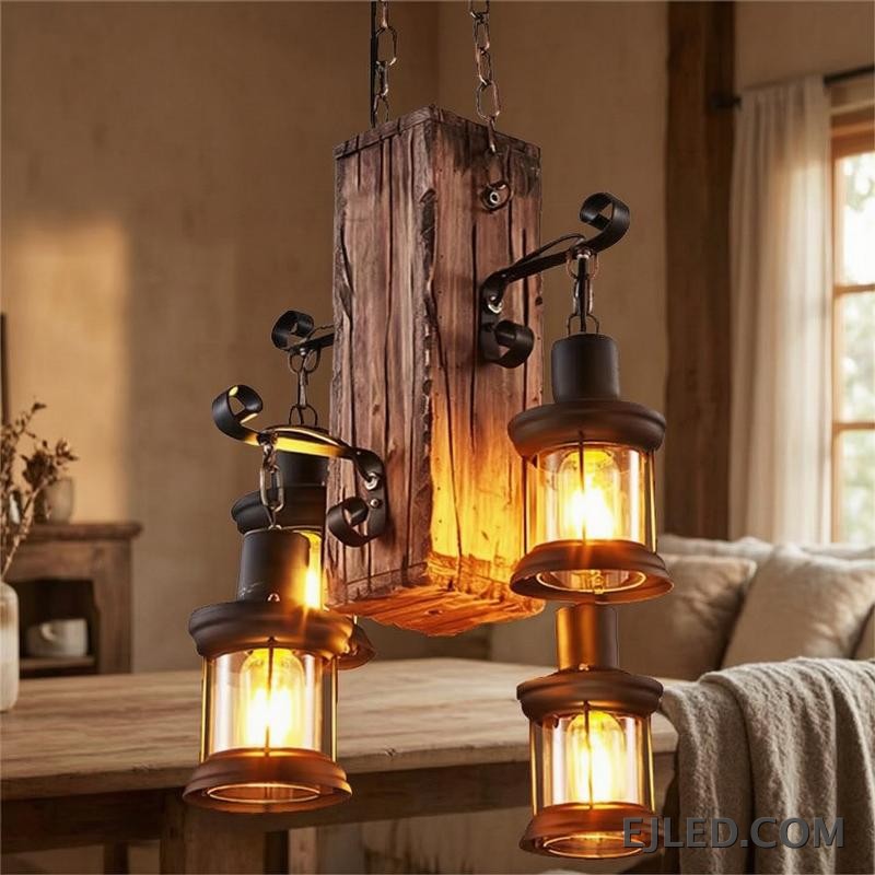 Esta lámpara colgante de madera WD0015 presenta una viga de madera envejecida que sostiene cuatro luces tipo farol. Las pantallas de vidrio transparente albergan bombillas visibles, ofreciendo un atractivo rústico para diversos proyectos de interior. - view 6