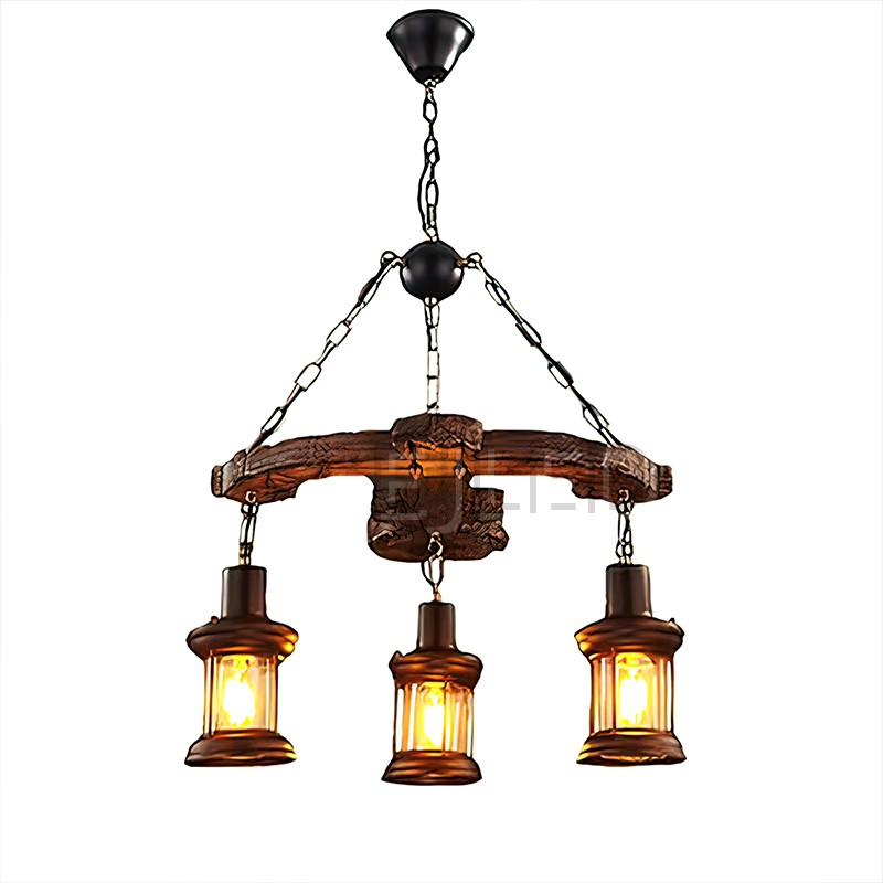 Esta lámpara colgante cilíndrica de madera cuenta con tres luces estilo farol suspendidas de una viga de madera curva colgada por cadenas.