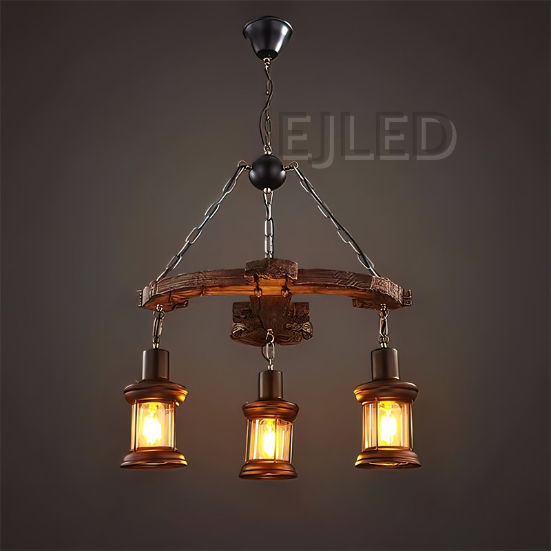 Esta lámpara colgante cilíndrica de madera cuenta con tres luces estilo farol suspendidas de una viga de madera curva colgada por cadenas. - view 2